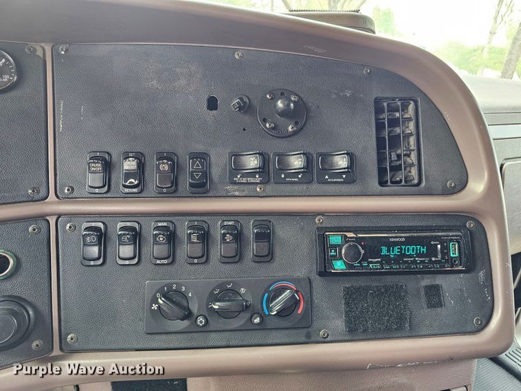 image for item DO4394 2012 Peterbilt 587  semi truck