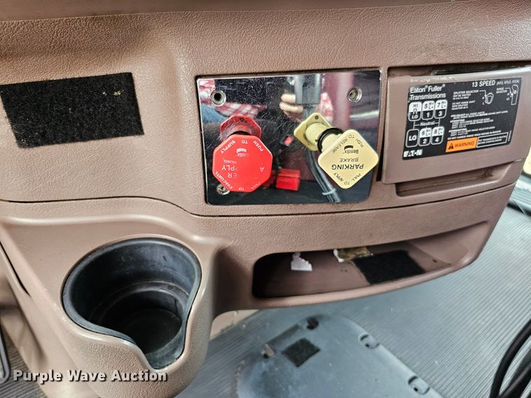 image for item DO4394 2012 Peterbilt 587  semi truck