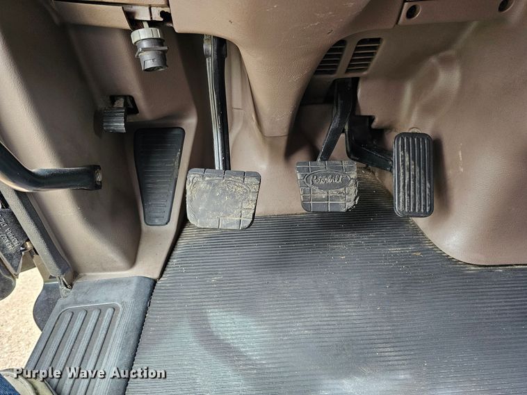 image for item DO4394 2012 Peterbilt 587  semi truck