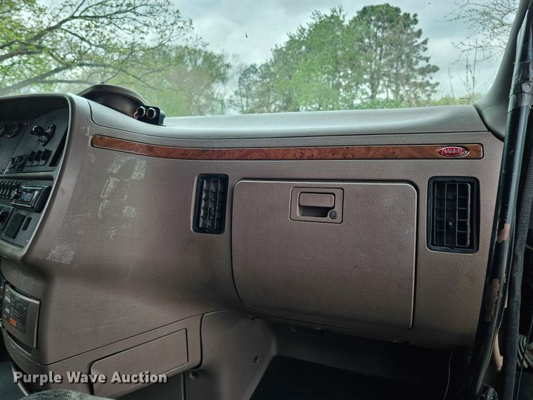 image for item DO4394 2012 Peterbilt 587  semi truck