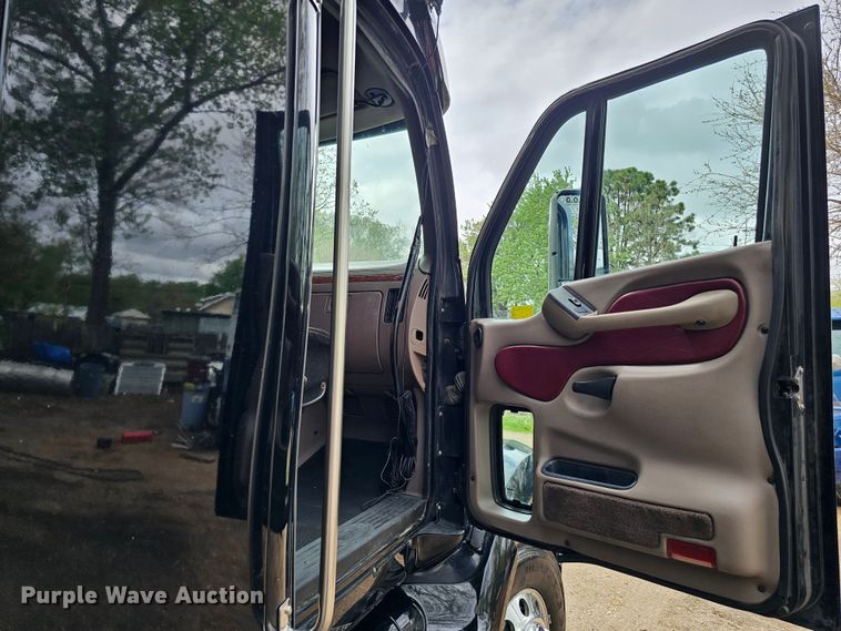 image for item DO4394 2012 Peterbilt 587  semi truck