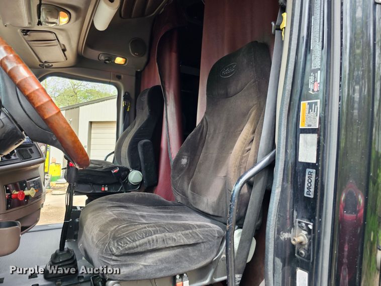 image for item DO4394 2012 Peterbilt 587  semi truck