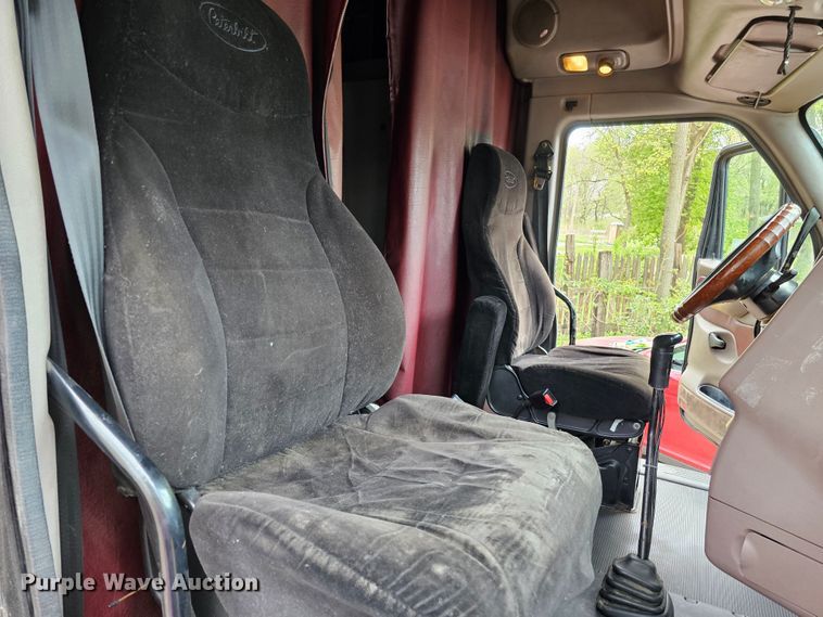 image for item DO4394 2012 Peterbilt 587  semi truck