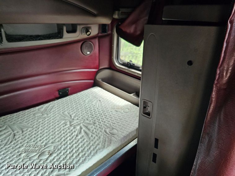 image for item DO4394 2012 Peterbilt 587  semi truck