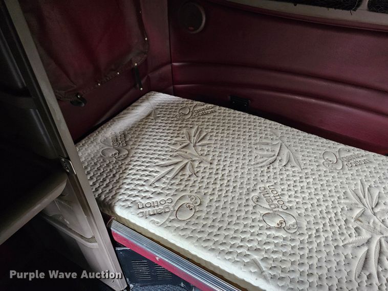 image for item DO4394 2012 Peterbilt 587  semi truck