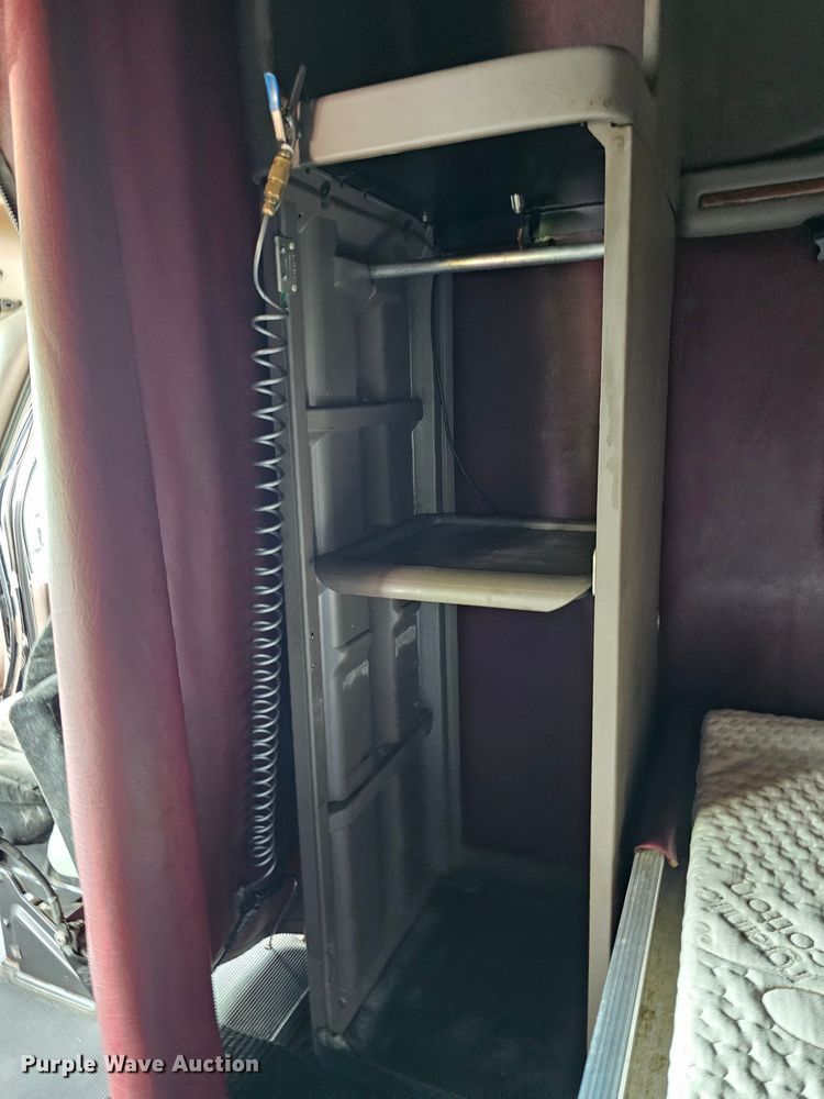 image for item DO4394 2012 Peterbilt 587  semi truck