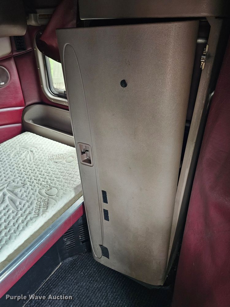 image for item DO4394 2012 Peterbilt 587  semi truck