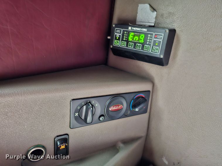 image for item DO4394 2012 Peterbilt 587  semi truck