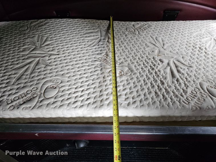 image for item DO4394 2012 Peterbilt 587  semi truck