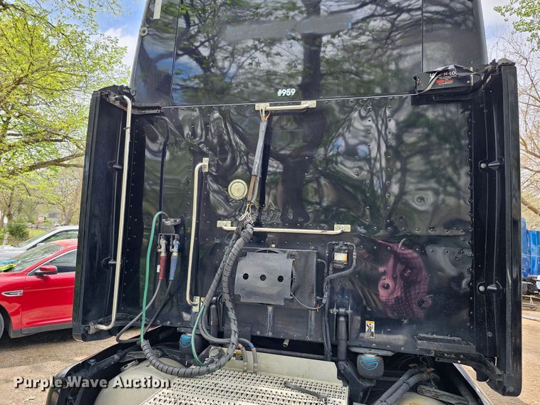 image for item DO4394 2012 Peterbilt 587  semi truck