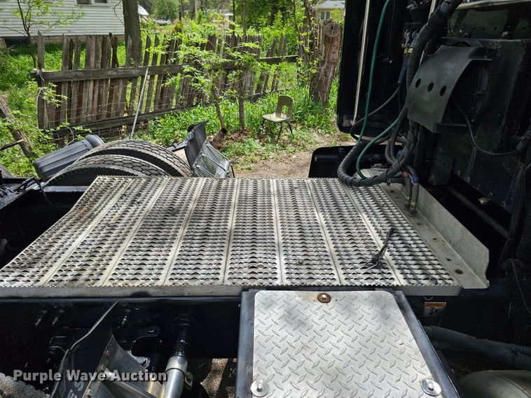 image for item DO4394 2012 Peterbilt 587  semi truck