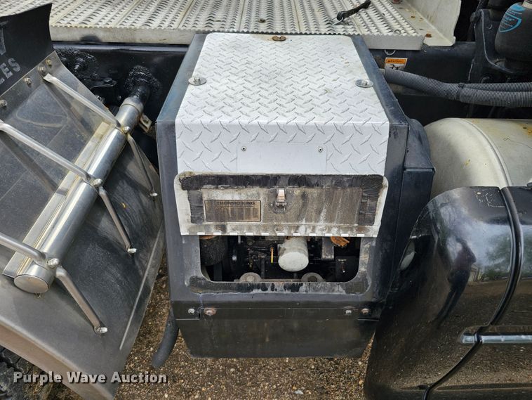 image for item DO4394 2012 Peterbilt 587  semi truck