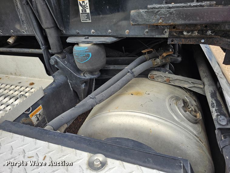 image for item DO4394 2012 Peterbilt 587  semi truck