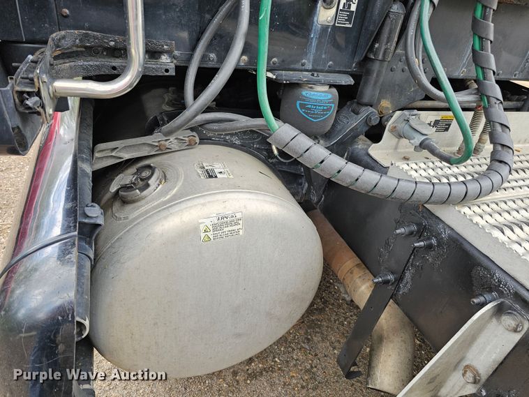 image for item DO4394 2012 Peterbilt 587  semi truck