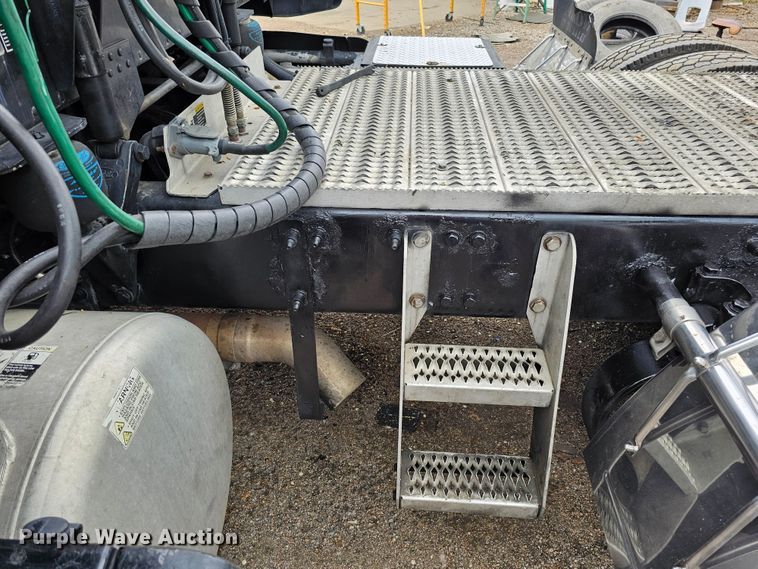 image for item DO4394 2012 Peterbilt 587  semi truck