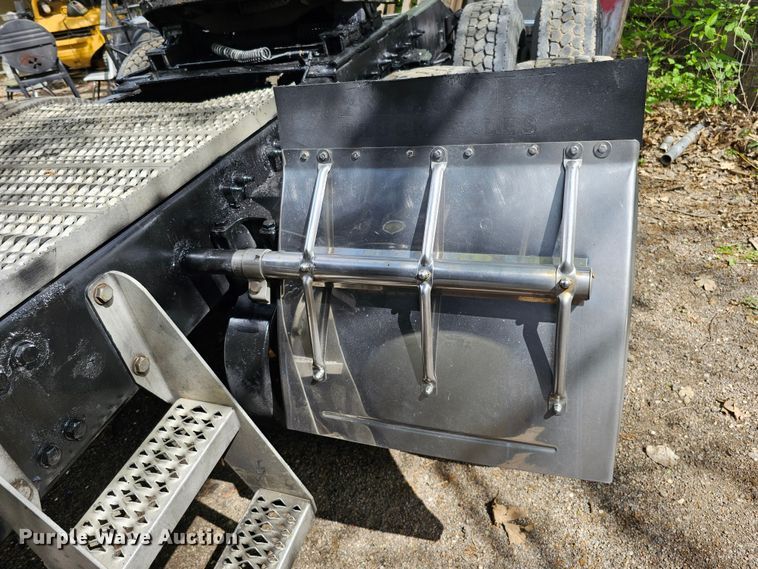 image for item DO4394 2012 Peterbilt 587  semi truck