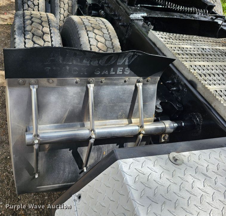 image for item DO4394 2012 Peterbilt 587  semi truck