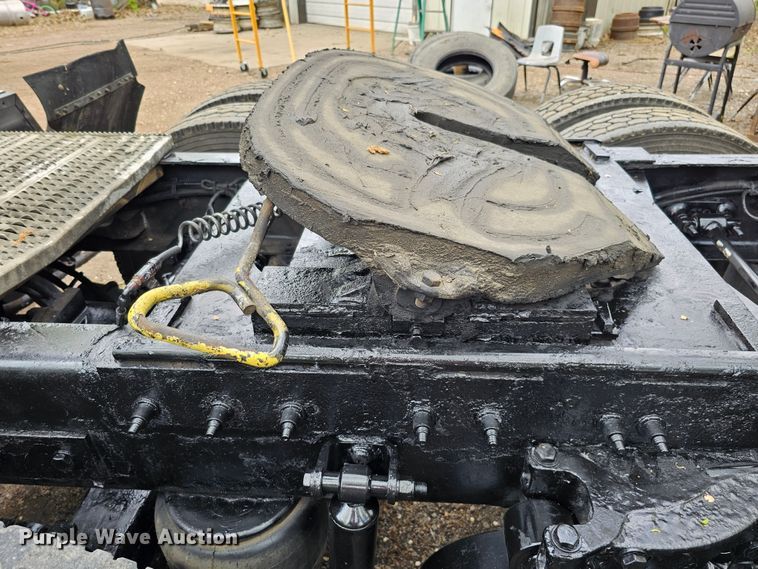 image for item DO4394 2012 Peterbilt 587  semi truck