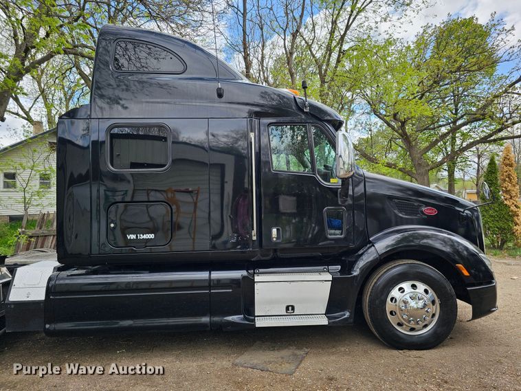 image for item DO4394 2012 Peterbilt 587  semi truck