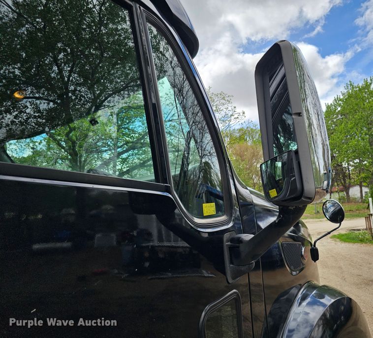 image for item DO4394 2012 Peterbilt 587  semi truck