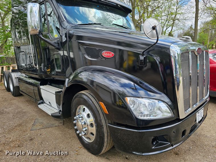 image for item DO4394 2012 Peterbilt 587  semi truck