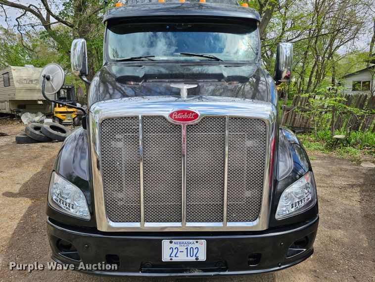 image for item DO4394 2012 Peterbilt 587  semi truck