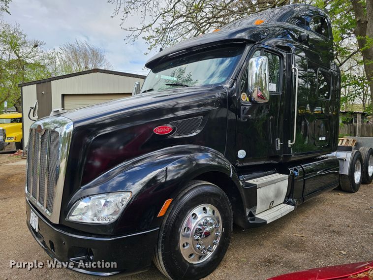 image for item DO4394 2012 Peterbilt 587  semi truck
