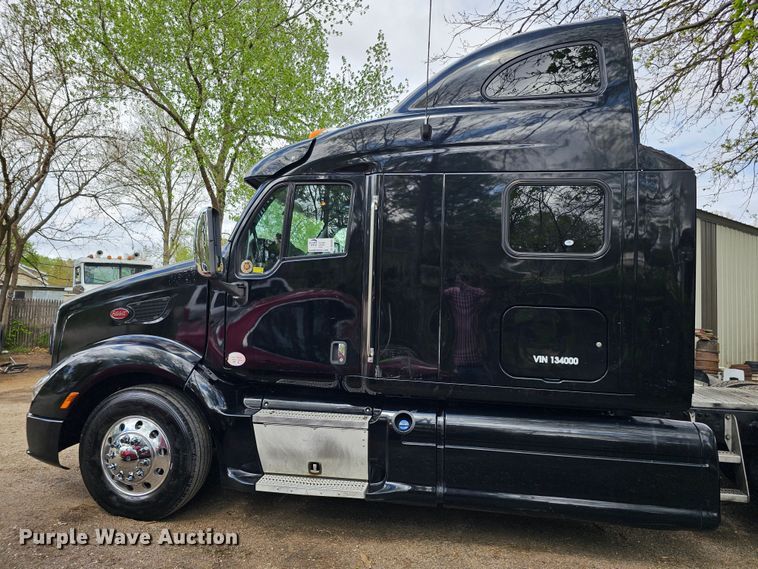 image for item DO4394 2012 Peterbilt 587  semi truck