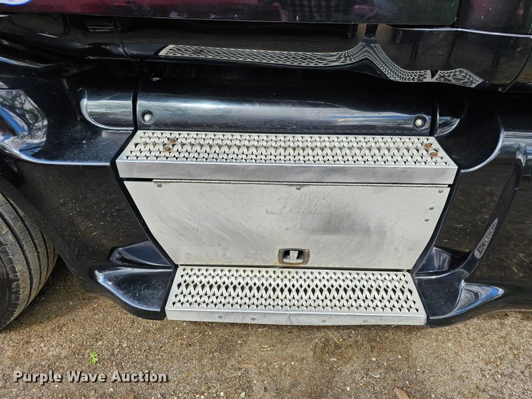 image for item DO4394 2012 Peterbilt 587  semi truck