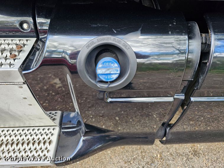 image for item DO4394 2012 Peterbilt 587  semi truck