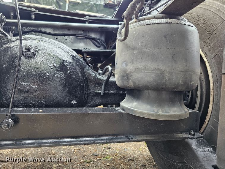 image for item DO4394 2012 Peterbilt 587  semi truck