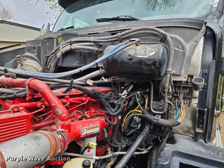 image for item DO4394 2012 Peterbilt 587  semi truck