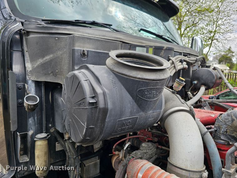 image for item DO4394 2012 Peterbilt 587  semi truck