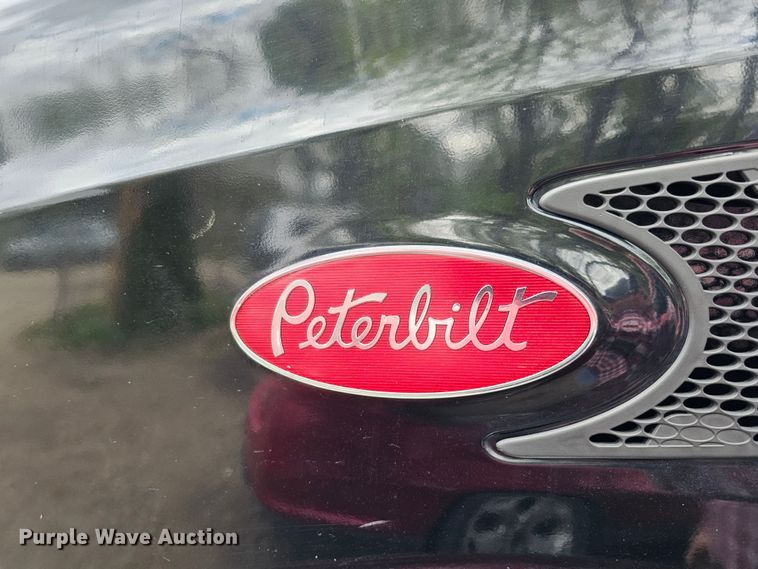image for item DO4394 2012 Peterbilt 587  semi truck