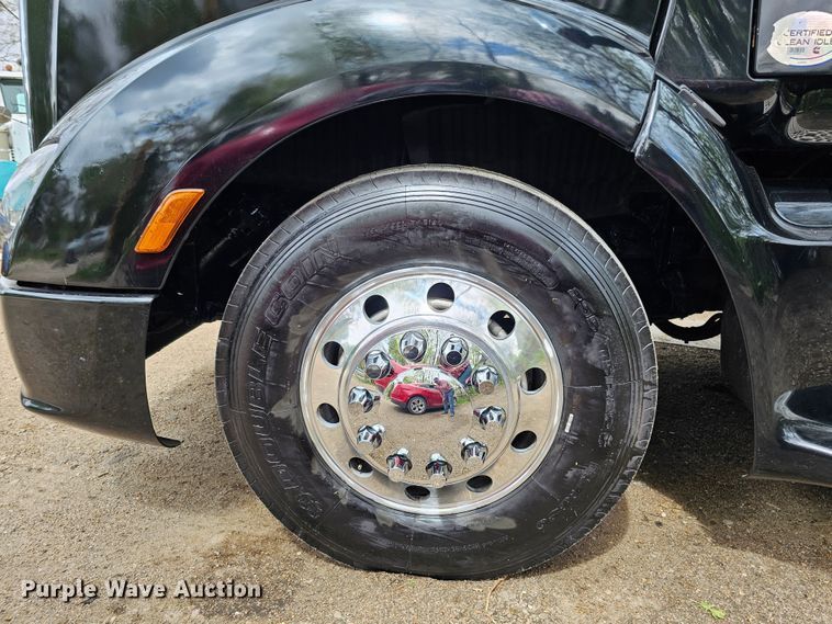 image for item DO4394 2012 Peterbilt 587  semi truck