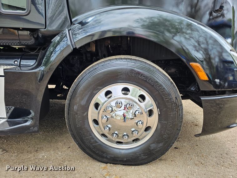 image for item DO4394 2012 Peterbilt 587  semi truck