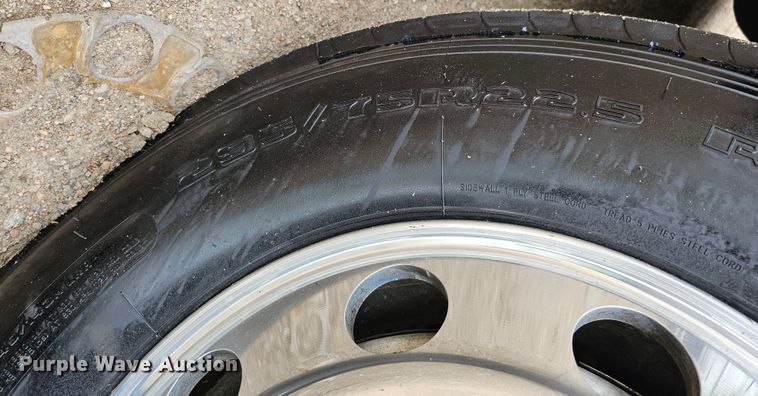 image for item DO4394 2012 Peterbilt 587  semi truck