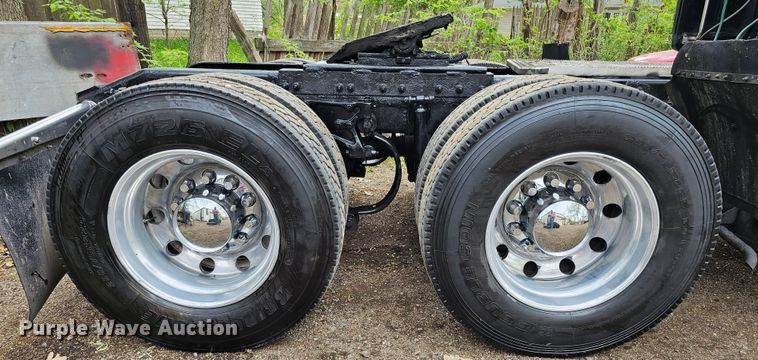 image for item DO4394 2012 Peterbilt 587  semi truck