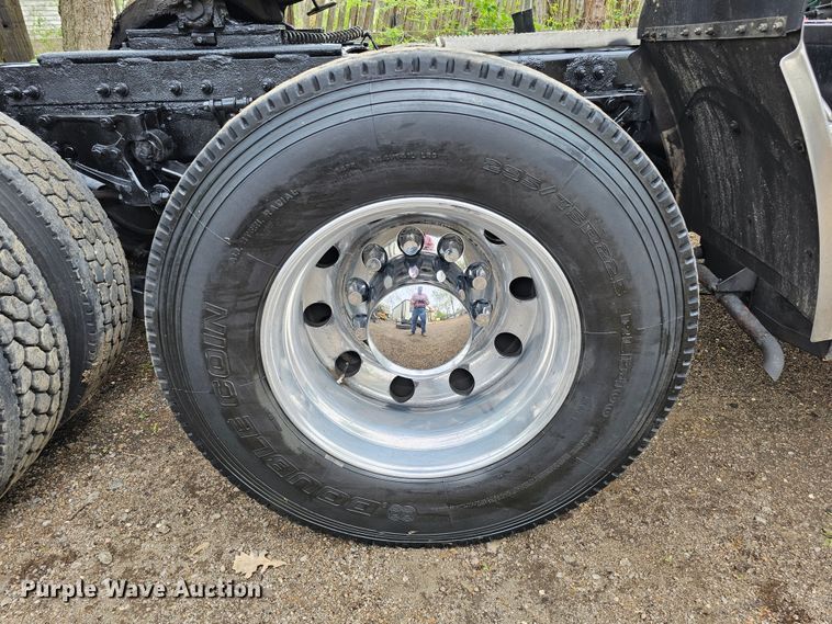 image for item DO4394 2012 Peterbilt 587  semi truck