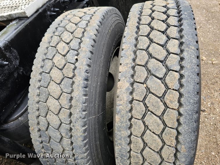 image for item DO4394 2012 Peterbilt 587  semi truck