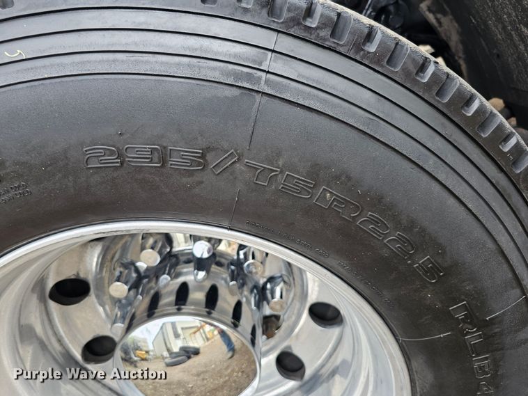 image for item DO4394 2012 Peterbilt 587  semi truck