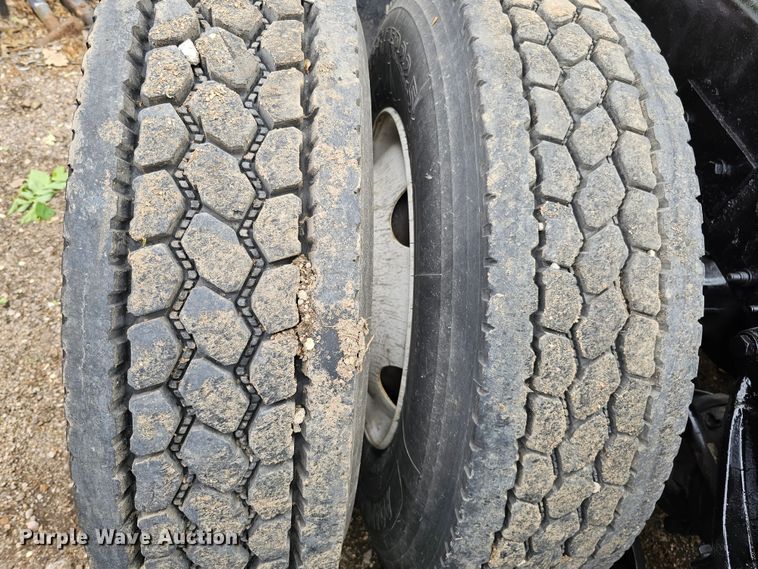 image for item DO4394 2012 Peterbilt 587  semi truck