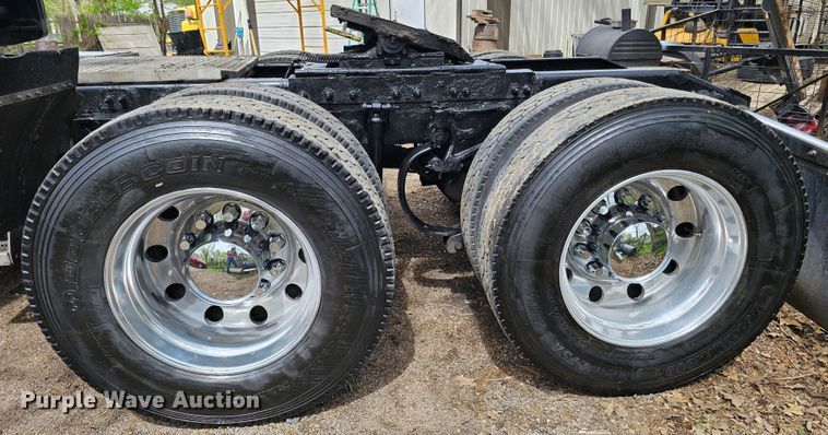 image for item DO4394 2012 Peterbilt 587  semi truck