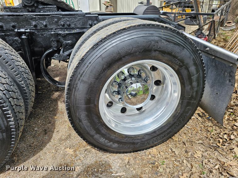 image for item DO4394 2012 Peterbilt 587  semi truck