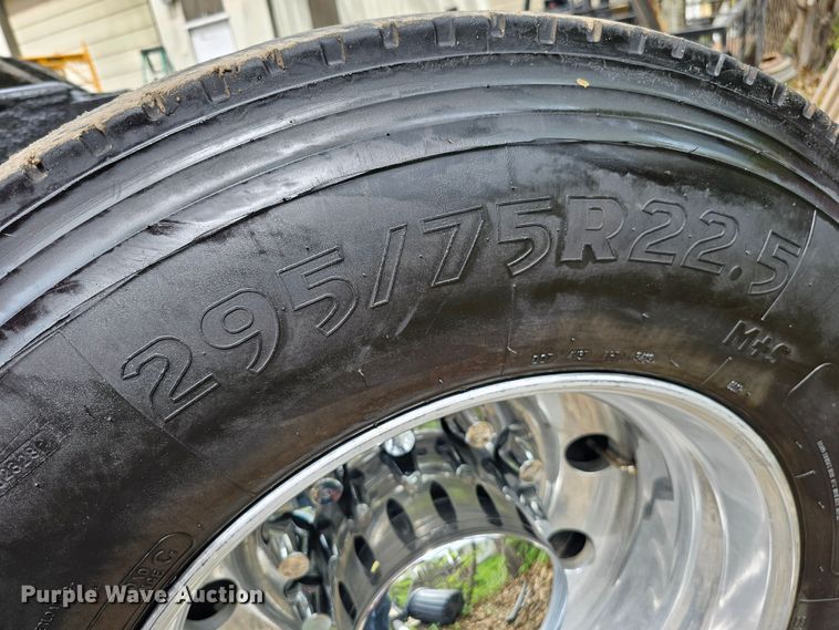 image for item DO4394 2012 Peterbilt 587  semi truck