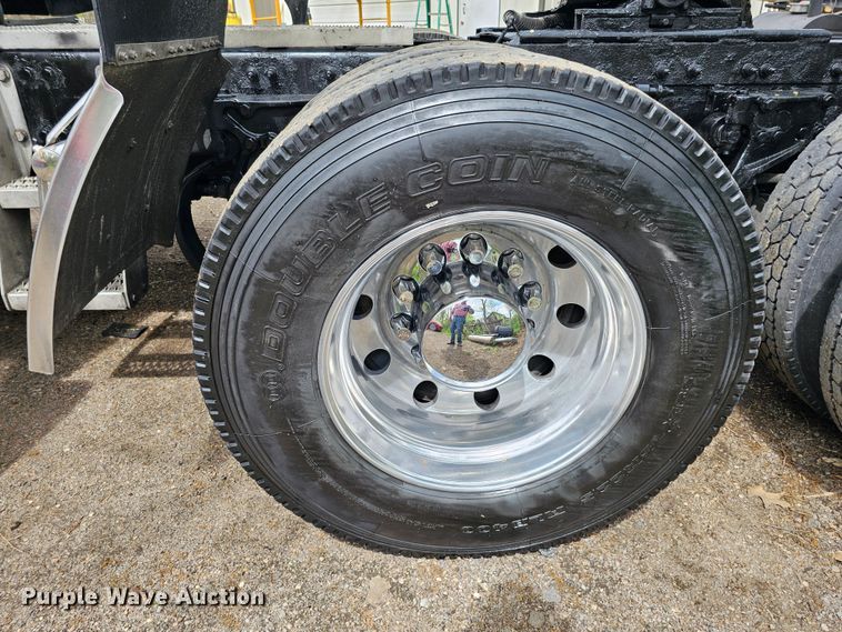 image for item DO4394 2012 Peterbilt 587  semi truck