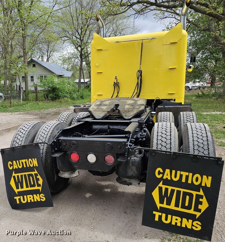 image for item DO4395 1992 Freightliner FLD112  semi truck