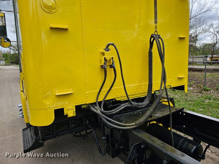 image for item DO4395 1992 Freightliner FLD112  semi truck