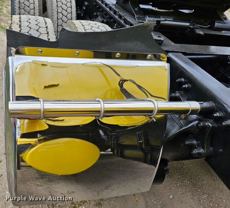 image for item DO4395 1992 Freightliner FLD112  semi truck