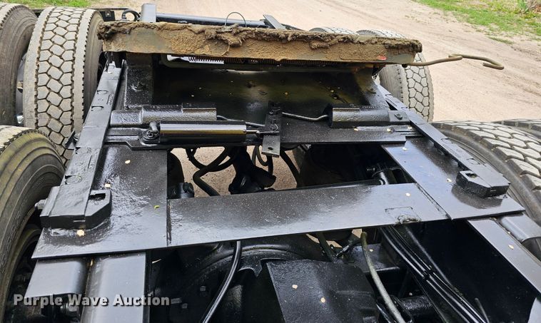 image for item DO4395 1992 Freightliner FLD112  semi truck